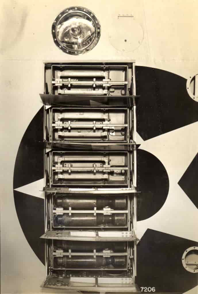 Кассетные держатели для противосамолетных бомб М5 калибра 2,4 кг в крыле опытного истребителя XF5F-1 – две ячейки загруженные, три – пустые